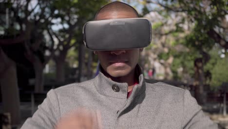 Junger-Mann-Mit-Virtual-Reality-Headset-Im-Freien